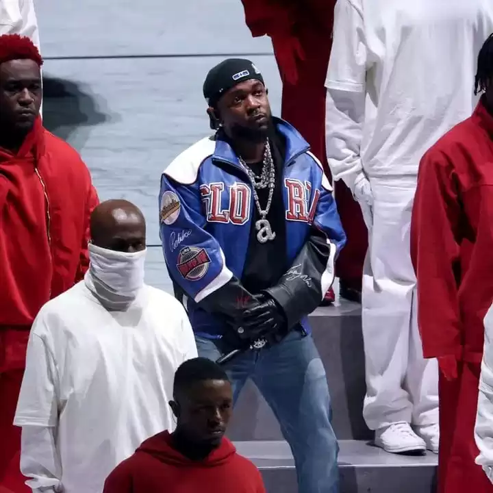 Kendrick Lamar durante a sua atuação no Halftime Show do Super Bowl 2025 ao lado de SZA, em um cenário iluminado, com coreografia e direção artística premiadas.