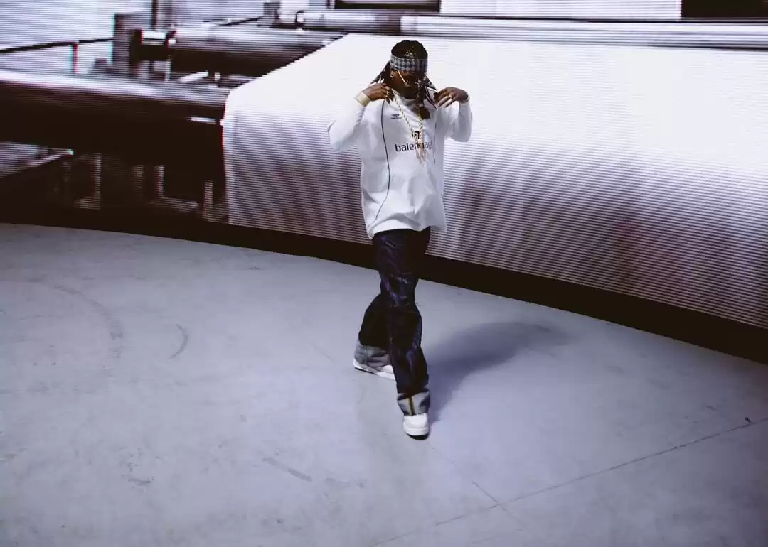 Plutonio no palco e na gravação do videoclipe da sua nova música "Propaganda"