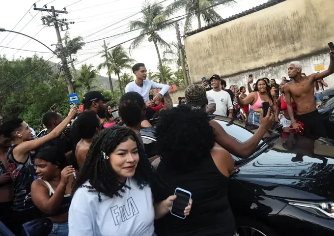 Oruam é recebido com apoio dos fãs após ser libertado no Rio de Janeiro. | Foto: © Tita Barros