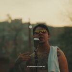 Salvador da Rima em cena do videoclipe “Desigualdade Social”, retratando a vida e resistência na periferia de São Paulo.