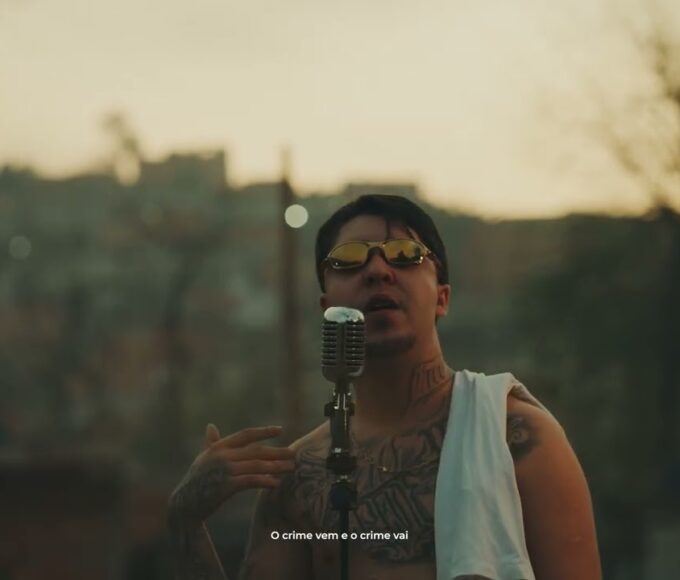 Salvador da Rima em cena do videoclipe “Desigualdade Social”, retratando a vida e resistência na periferia de São Paulo.