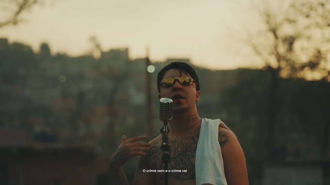 Salvador da Rima em cena do videoclipe “Desigualdade Social”, retratando a vida e resistência na periferia de São Paulo.