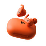 Novos Powerbeats Fit da Beats by Dre em cor Spark Orange, lançados por Dr. Dre em 2025.