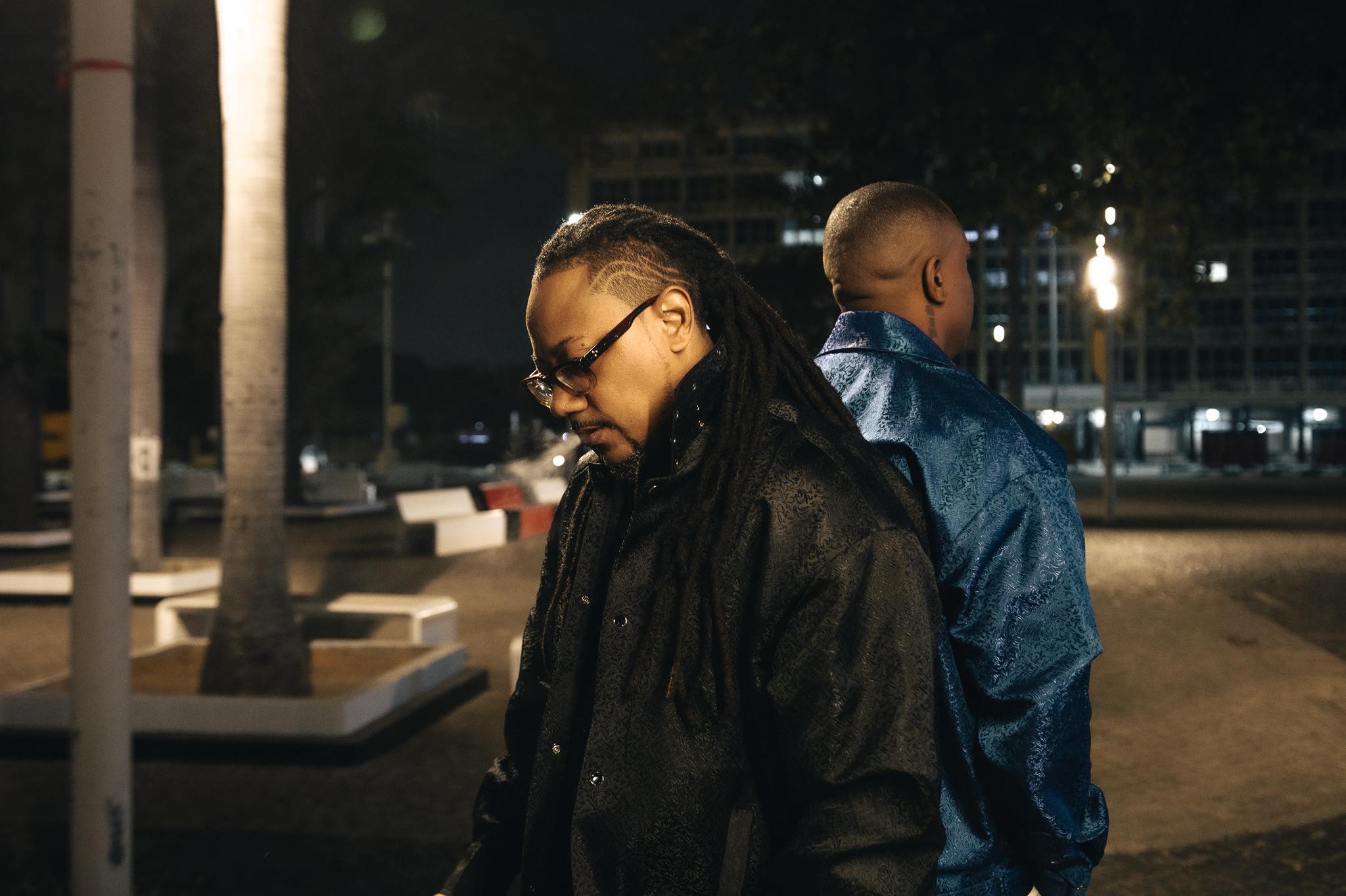 Kid Mc e Extremo Signo em uma gravação do videoclipe do album RESTART lançado em 30 de novembro de 2025.