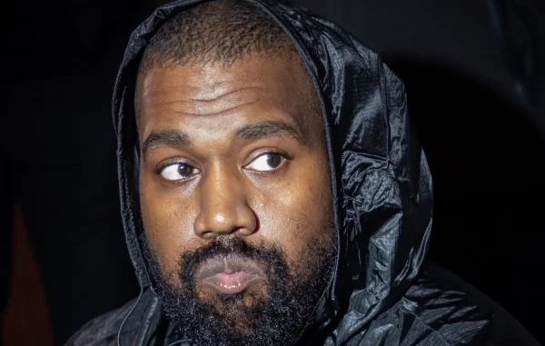 Kanye West em aparição pública recente após pedido de desculpas