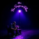 Capa da EP “Nem Sempre São Flores” de Duc, com visual melancólico e tons suaves