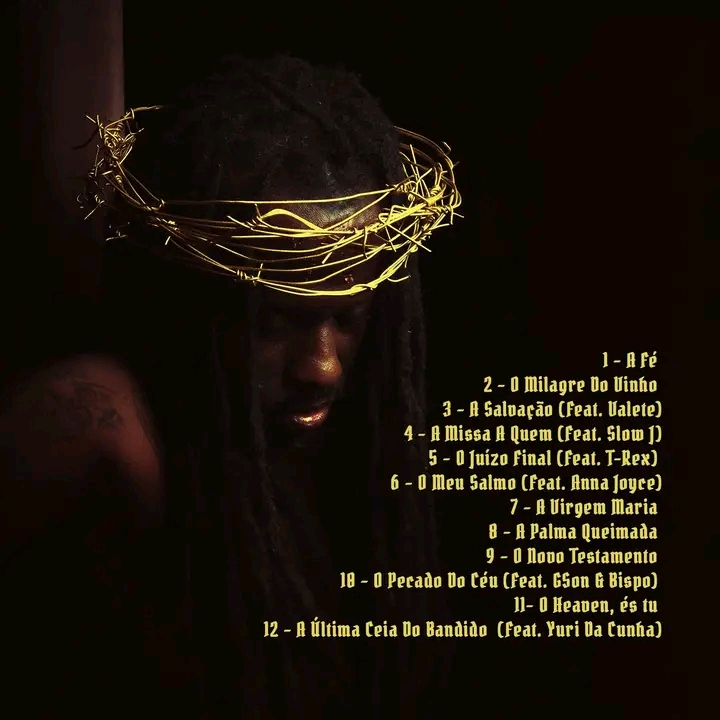 Contracapa do álbum de Pródigo com tracklist de 12 faixas em português, sobre retrato do artista com coroa de espinhos dourada em fundo escuro.
