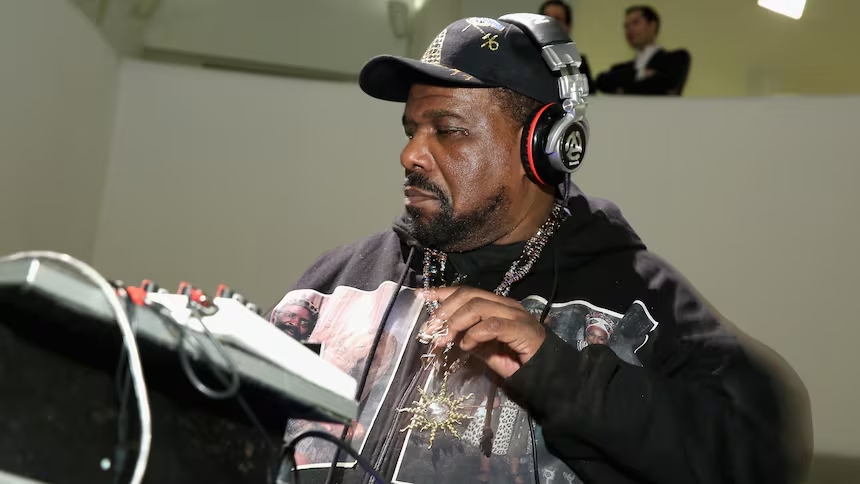 Afrika Bambaataa: O Fundador do Hip-Hop Morreu aos 68 Anos 5 Afrika Bambaataa DJ fundador do Hip-Hop e da Universal Zulu Nation