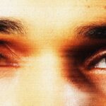 Chris Brown com expressão confiante, vestindo roupa casual, promovendo o novo single "Obvious" lançado a 10 de Abril de 2026.