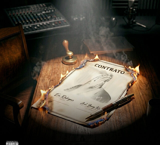 Capa do single "Contrato" de Eric Rodrigues com Axel e Young King — documento em chamas sobre uma mesa de estúdio de gravação, com carimbo, caneta e microfone ao fundo.