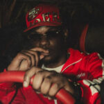 Young K e Okénio M no videoclipe de "Fórmula", single de Trap angolano lançado em abril de 2026.