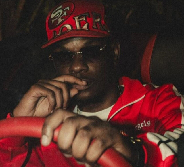 Young K e Okénio M no videoclipe de "Fórmula", single de Trap angolano lançado em abril de 2026.