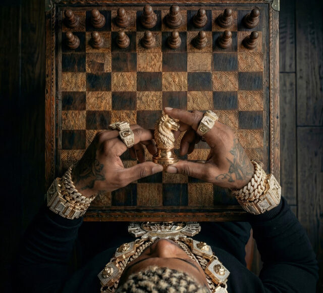 Capa do álbum XEQUE MATE de MC Poze do Rodo, com um tabuleiro de xadrez ao fundo representando estratégia e conquista no trap brasileiro