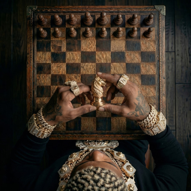 Capa do álbum XEQUE MATE de MC Poze do Rodo, com um tabuleiro de xadrez ao fundo representando estratégia e conquista no trap brasileiro