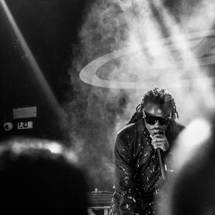 Prodigo rapper angolano segura a capa do álbum A Última Ceia do Bandido, lançado em 2026.