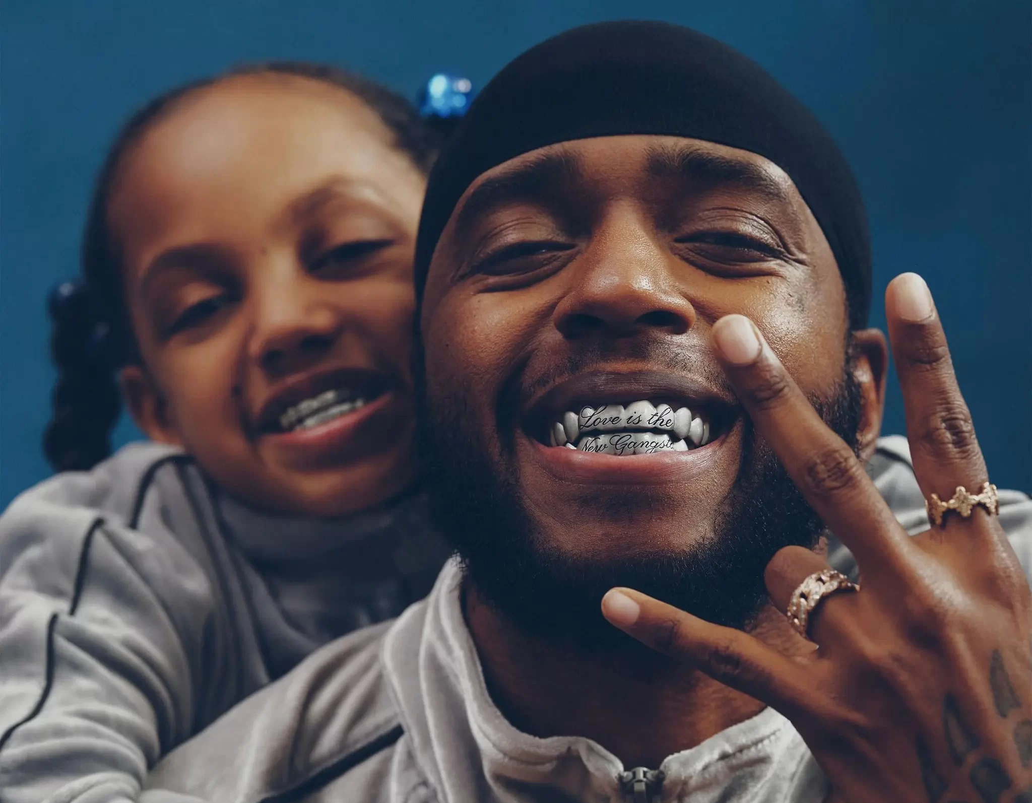 6LACK com a capa do álbum LOVE IS THE NEW GANGSTA, lançamento previsto para 22 de maio de 2026
