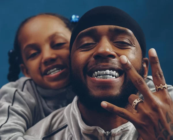 6LACK com a capa do álbum LOVE IS THE NEW GANGSTA, lançamento previsto para 22 de maio de 2025