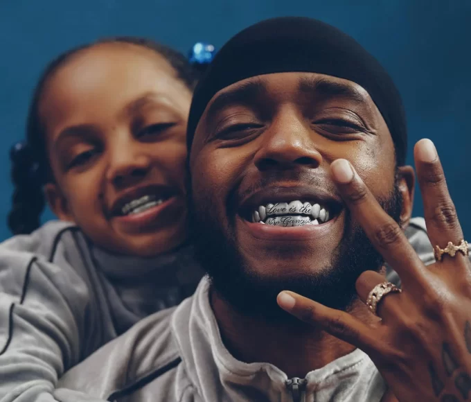 6LACK com a capa do álbum LOVE IS THE NEW GANGSTA, lançamento previsto para 22 de maio de 2025