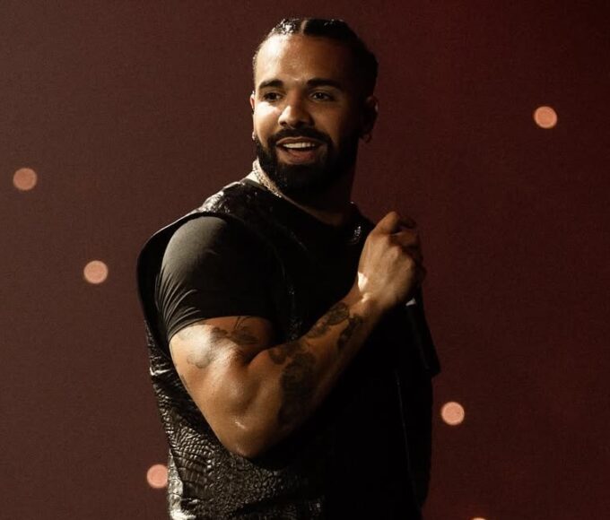 Drake durante performance ao vivo no Wireless Festival 2025, em Londres, durante a era do álbum ICEMAN