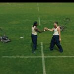 Richie Campbell e Plutônio no videoclipe de C'est La Vie, single do álbum Elephant In The Room