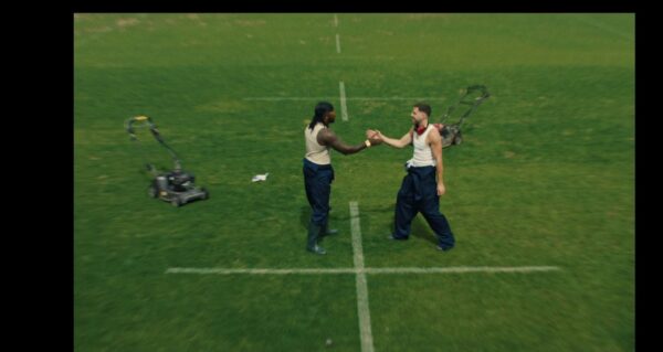 Richie Campbell e Plutônio no videoclipe de C'est La Vie, single do álbum Elephant In The Room