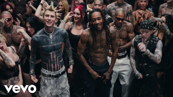 MGK e Wiz Khalifa no clipe de Everything Tatted, single da Blog Era Boyz Mixtape