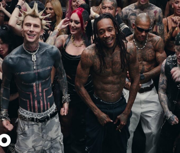 MGK e Wiz Khalifa no clipe de Everything Tatted, single da Blog Era Boyz Mixtape