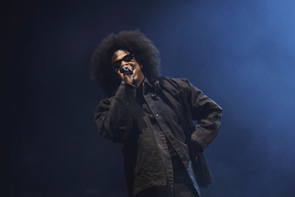 Jay-Z no palco do Roots Picnic em 30 de maio de 2026 durante performance de freestyle ao vivo