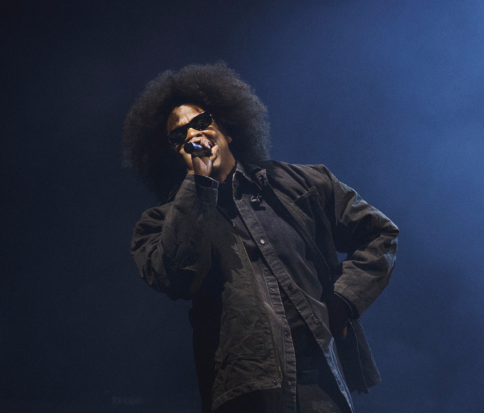 Jay-Z no palco do Roots Picnic em 30 de maio de 2026 durante performance de freestyle ao vivo