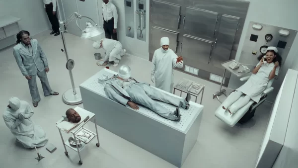 Ye e Don Toliver no videoclipe surrealista de OK, dirigido por Bianca Censori
