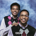 Capa do álbum Heavy Is the Crown, de Anderson .Paak e Cordae, inspirada no filme Step Brothers