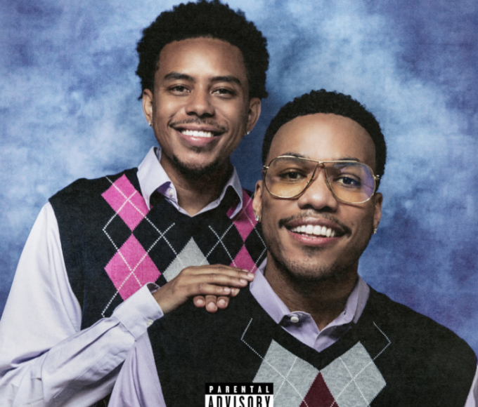 Capa do álbum Heavy Is the Crown, de Anderson .Paak e Cordae, inspirada no filme Step Brothers